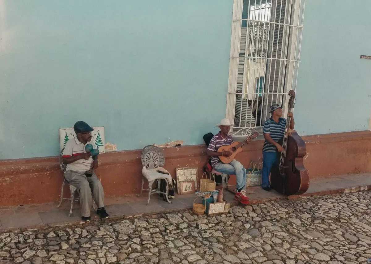 Lieder übers Reisen: Wie Musiker:innen unterwegs inspiriert werden