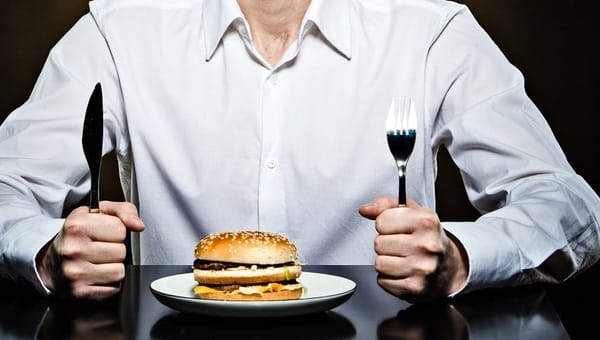 Burger auf die Hand oder mit Messer und Gabel