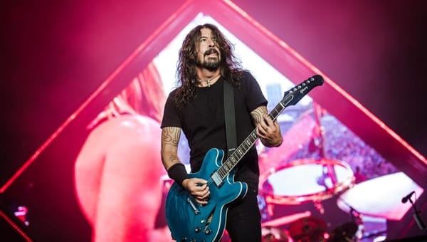 Dieser Junge spielt mit den Foo Fighters Enter Sandman — und es kommt noch besser