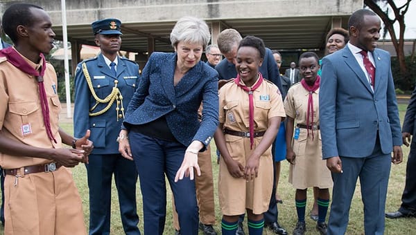 Theresa May tanzt
