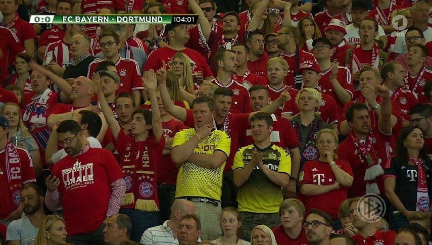 Na, haben diese BVB-Fans eine Wette verloren?