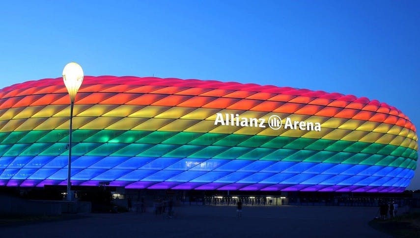 CSD 2016: Die Allianz Arena in Regenbogenfarben