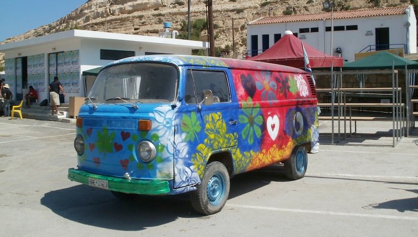 Der bunt bemalte VW-Bus ist ein Symbol der Hippie-Zeit.
