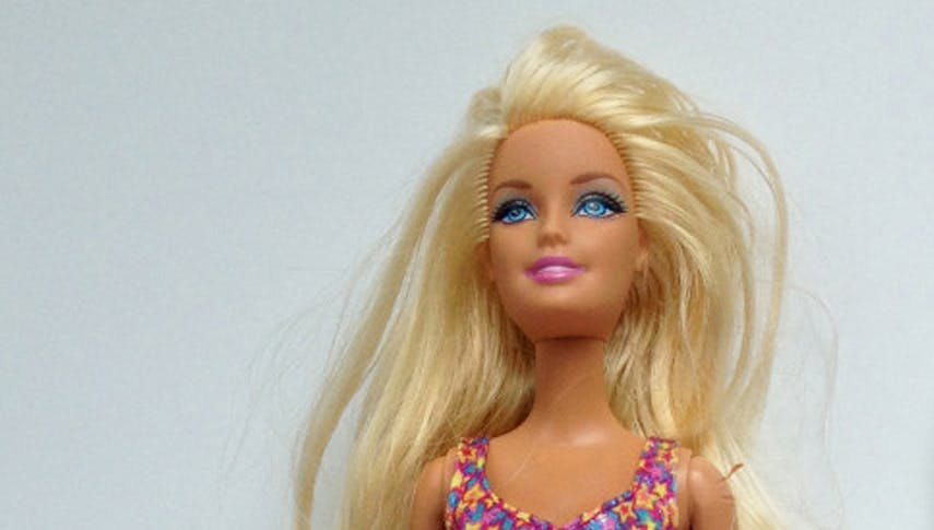 Künstler bastelt neue Barbie und der Unterschied ist unheimlich