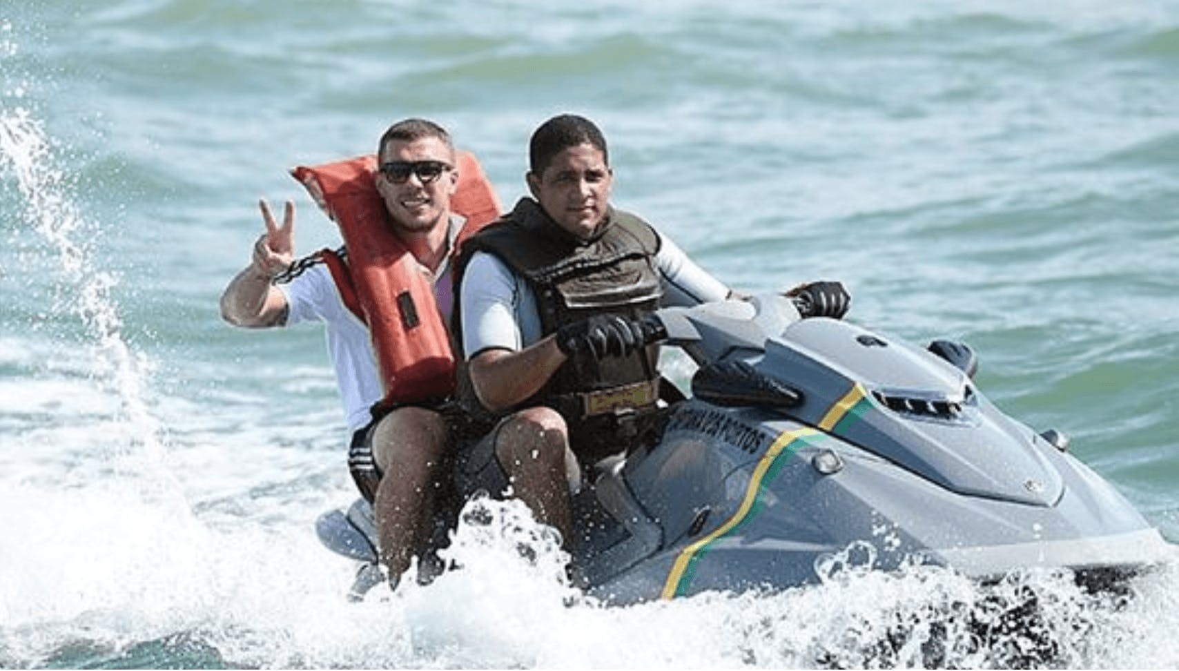 Breitbart „enthüllt”: Migrant Lukas Podolski floh auf einem Jetski aus Marokko