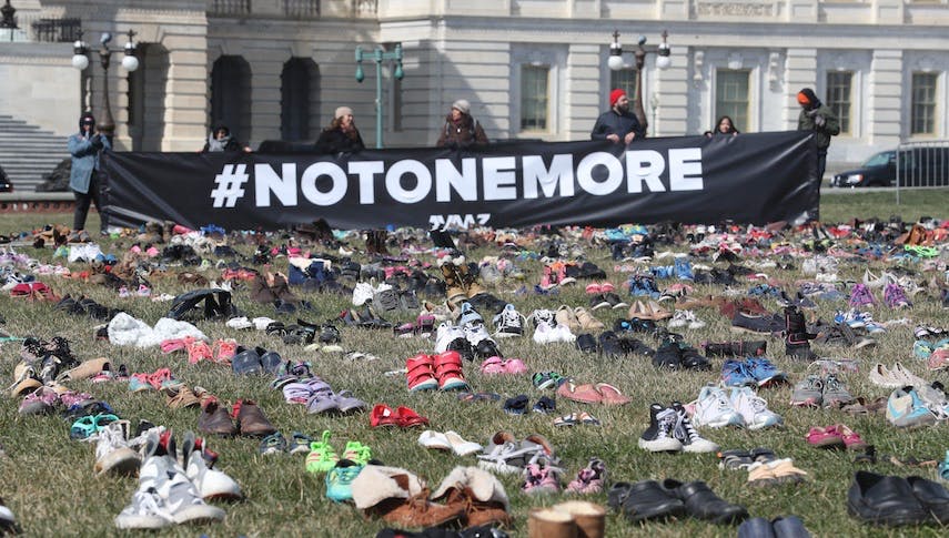 #NotOneMore: Warum in Washington 7000 Paar Schuhe vor dem US-Kapitol liegen