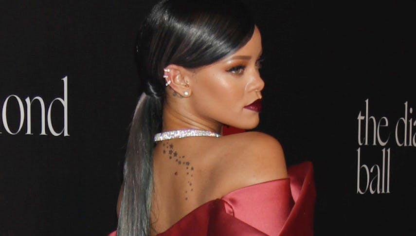 Wegen Rihanna: Warum sich Menschen im Internet die Schulter mit Ketchup einreiben