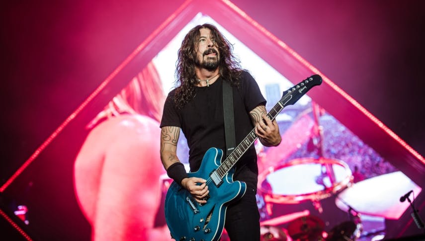 Das passiert, wenn die Foo Fighters Grease Songs covern …