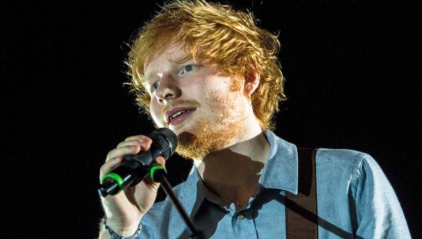 Wer erkennt diese Ed Sheeran-Songs an nur einem Satz? [Quiz]