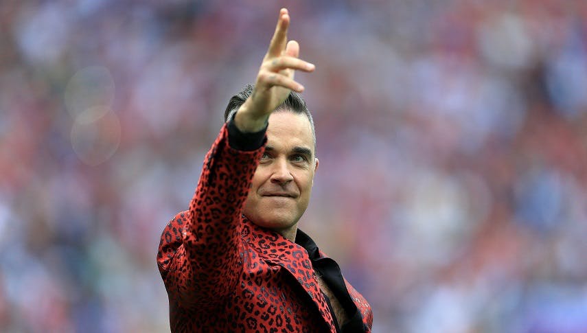 Effe, bist du’s? Wem zeigt Robbie Williams hier den Mittelfinger? [Video]