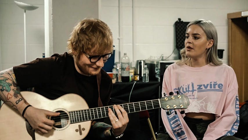 Ed Sheeran & Anne-Marie singen „2002” — Wie viele Songs sind in diesem einen Song enthalten? [Quiz]