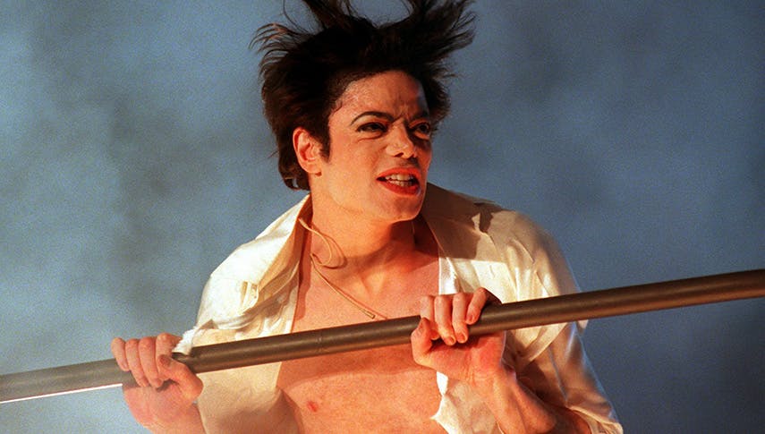 Wer weiß das noch? Michael Jackson schwebt bei „Wetten, dass..?” ein — mit offenem Hemd