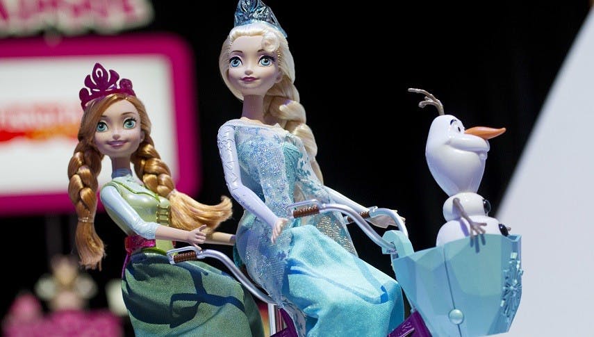 Kleider haben kein Geschlecht: Vater und Sohn tanzen in Elsas Kleid aus „Frozen”