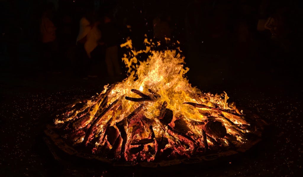 Alltagsfragen: Warum knistert ein Lagerfeuer?