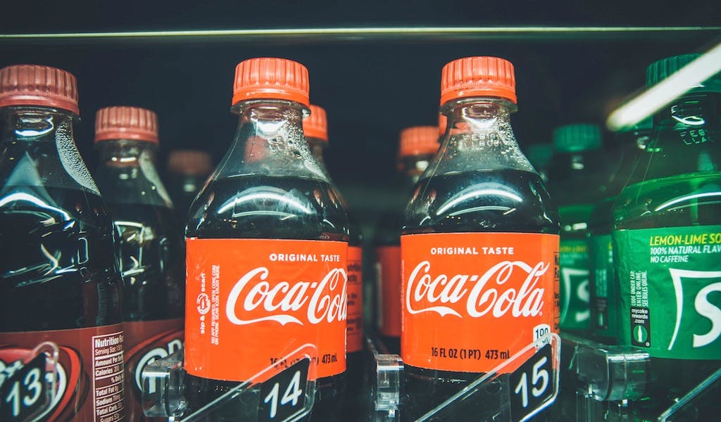 Neue Coca-Cola-Flasche ist türkis und besteht aus Meeresplastik — doch die Sache hat einen Haken