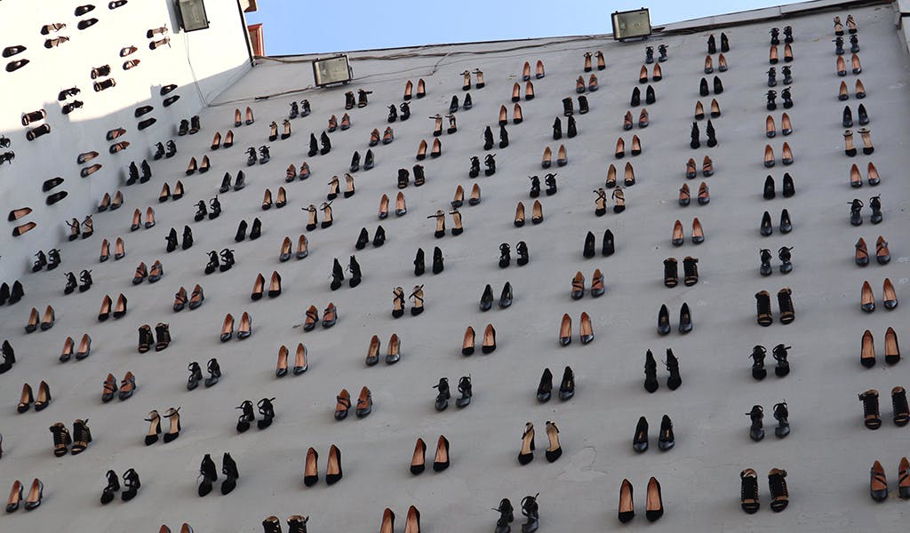 440 Paar High Heels an Hauswand in Istanbul: Diese Botschaft steckt hinter dem Kunstwerk „Isimsiz”