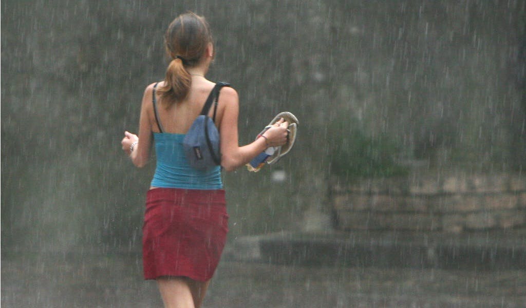 Alltagsfragen: Wer bei Regen schnell läuft, wird weniger nass — stimmt das?