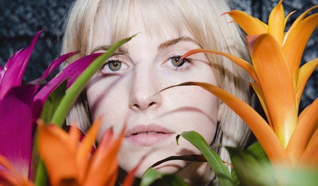 Geheimnis durch die Blume gelüftet: Hayley Williams kündigt mit „Petals for Armor” ihre Solo-Karriere an