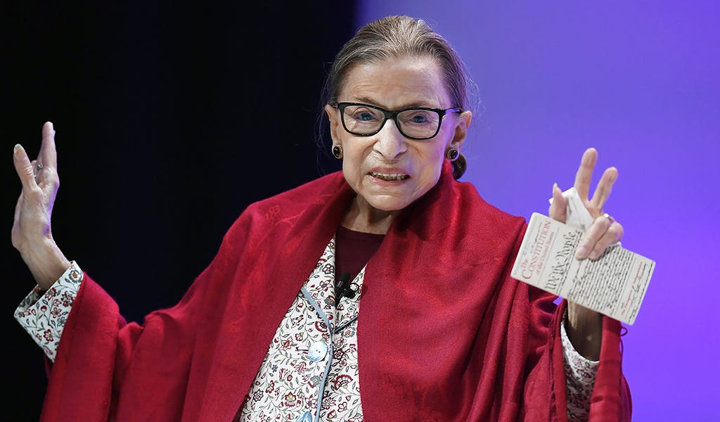 „Frauen gehören überall dort hin, wo Entscheidungen getroffen werden”: Die besten Ruth Bader Ginsburg Zitate